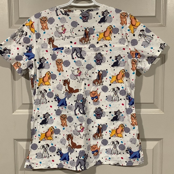 DISNEY Aristocats Scrub Top with front pockets - Picture 6 of 6